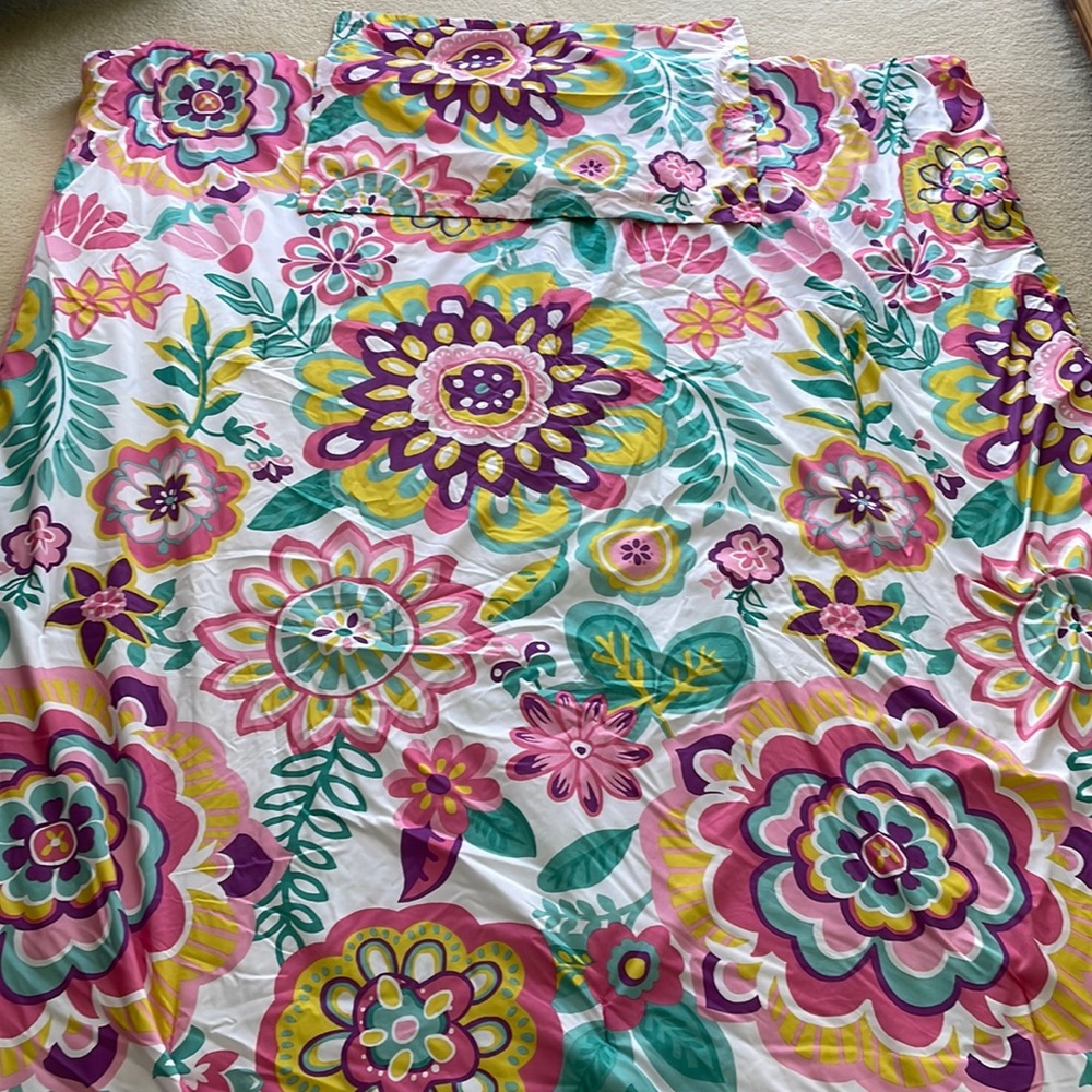 Floral twin duvet and matching sham. White sheets and mattress pad included. EUC